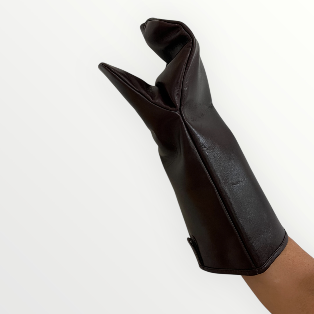 Luxurious leather oven glove